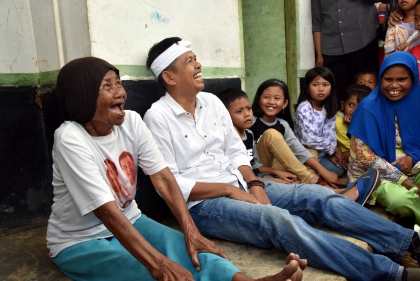   Calon Wakil Gubernur Jawa Barat, Dedi Mulyadi bercengkerama dengan warga di Sukabumi