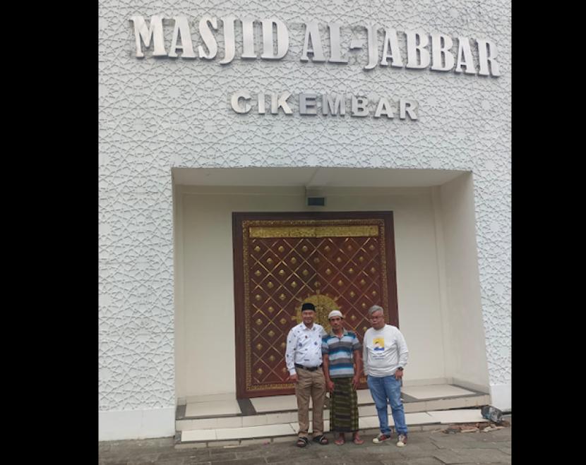 Calon wakil gubernur Jawa Barat, Erwan Setiawan, saat mampir untuk sholat di Masjid Al-Jabbar.