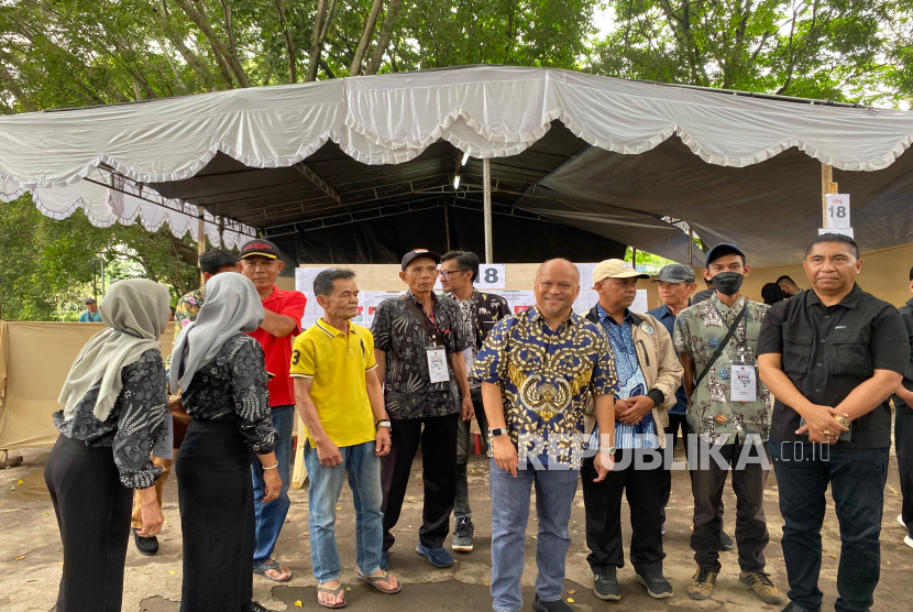 Calon Wakil Gubernur Jawa Barat nomor urut 3 Ilham Habibie berkeliling memantau sejumlah tempat pemungutan suara (TPS) di wilayah Sukasari dan Ciumbuleuit Kota Bandung usai mencoblos di Jakarta, Rabu (27/11/2024). Ia menilai pelaksanaan pencoblosan berjalan dengan lancar serta partisipasi masyarakat tinggi. 