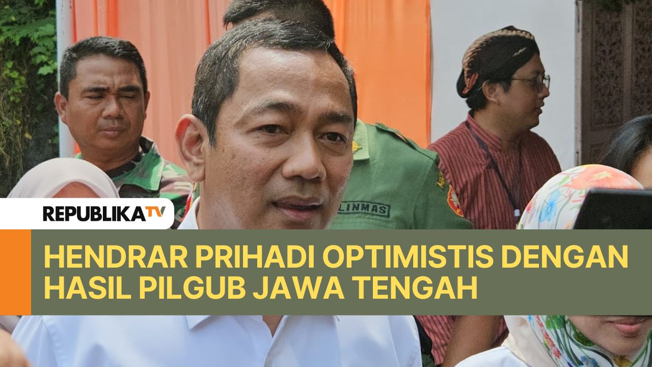 Calon Wakil Gubernur Jawa Tengah (Jateng) Hendrar Prihadi (Hendi) beserta anak dan istrinya menggunakan hak suaranya dalam Pilkada Jateng 2024 di TPS 003 Lempongsari, Gajahmungkur, Kota Semarang, Rabu (27/11/2024). 