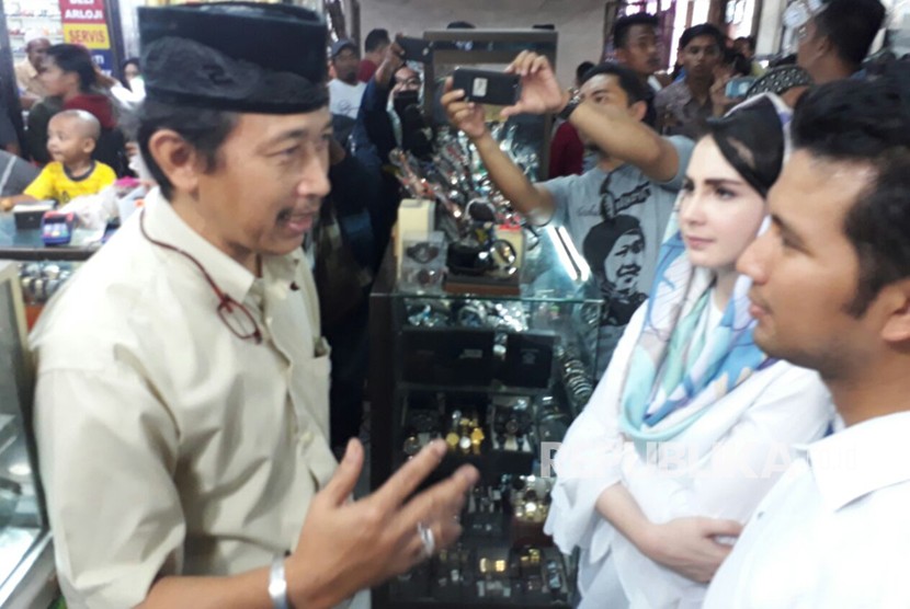 Calon Wakil Gubernur Jawa Timur (Cawagub Jatim) Emil Dardak mengunjungi Pasar Besar Kota Malang, Selasa (20/2).