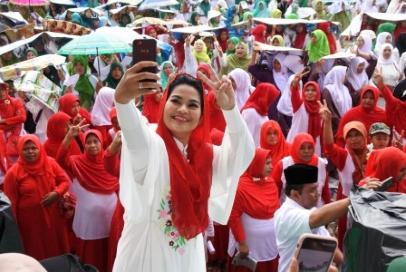 Calon Wakil Gubernur Jawa Timur Puti Guntur Soekarno. 