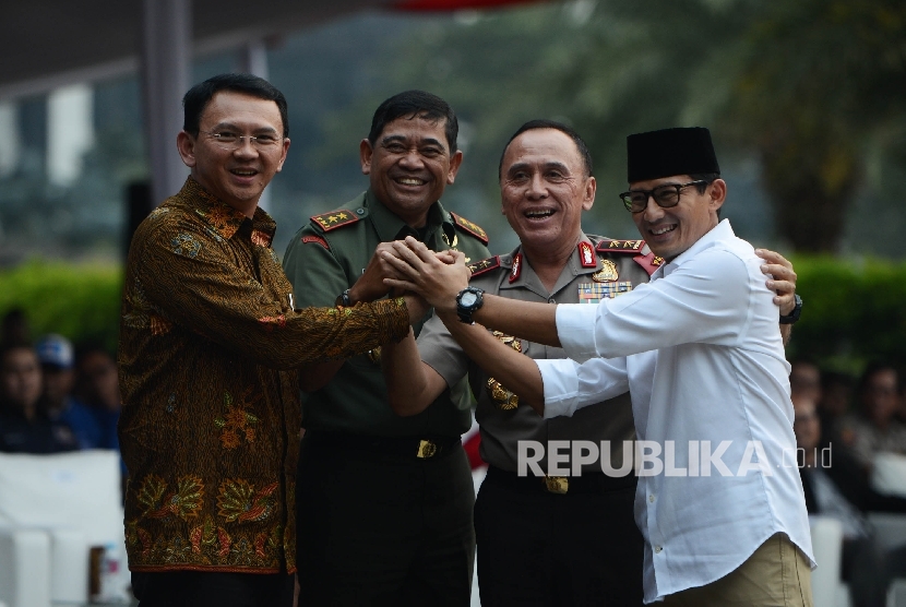 Deputy governor candidate number 3 Sandiaga Uno (right) together with Jakarta Police Chief M. Iriawan (second from the right), Jakarta Military Commander Jaswandi (two from the left), and governor candidate number 2 Basuki Tjahaja Purnama (left) read out peace declaration at National Monument, Jakarta, Monday (April 17). 