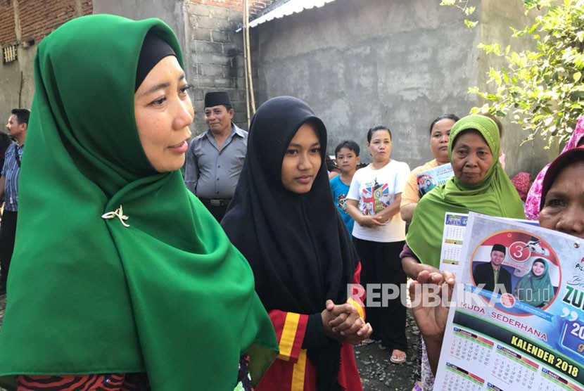Calon Wakil Gubernur NTB Siti Rohmi Djalilah berkunjung ke rumah atlit pencak silat yang juga seorang qariah, Diah Ayu Lestari (17) di Petemon, Mataram, NTB, Rabu (28/2) kemarin.