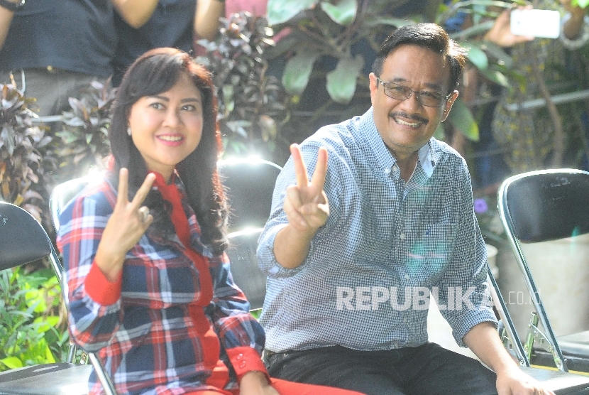 Calon Wakil Gubernur pejawat Djarot Saiful Hidayat bersama istri Happy Farida menyapa awak media saat pencoblosan Pilkada DKI di TPS 08, Kuningan Timur, Jakarta Selatan, Rabu (19/4). 