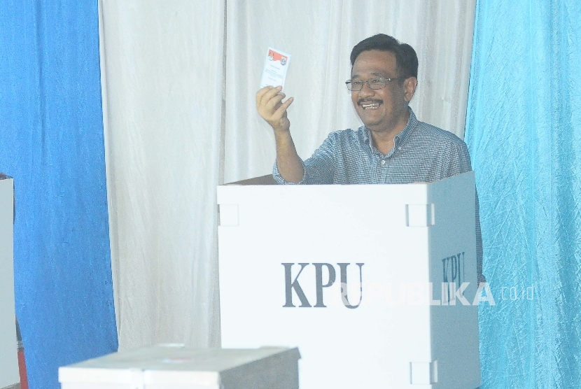  Calon Wakil Gubernur petahana Djarot Saiful Hidayat menunjukan surat suara saat pencoblosan Pilkada DKI di TPS 08, Kuningan Timur, Jakarta Selatan, Rabu (19/4). 