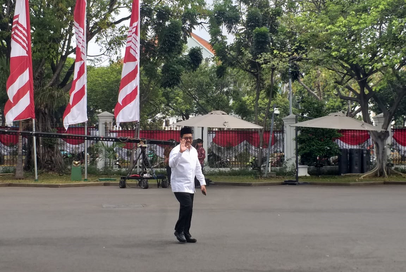 Calon wakil menteri Kabinet Indonesia Maju, Zainut Tauhid, tiba di istana, Jumat (25/10). 