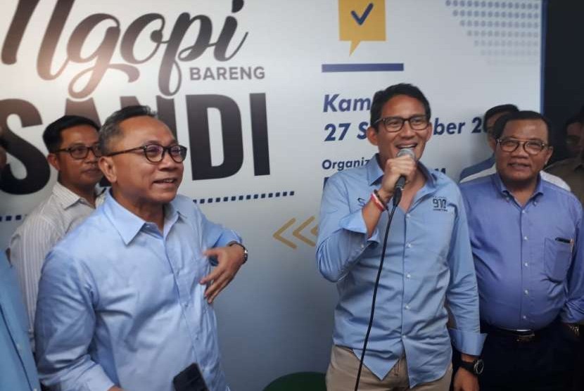 Calon Wakil Presidan Sandiaga Salahuddin Uno menyapa emak-emak dan generasi milenial di Kafe Satu Atap, Jalan Pacar Nomor 2, Surabaya, Kamis (27/9).