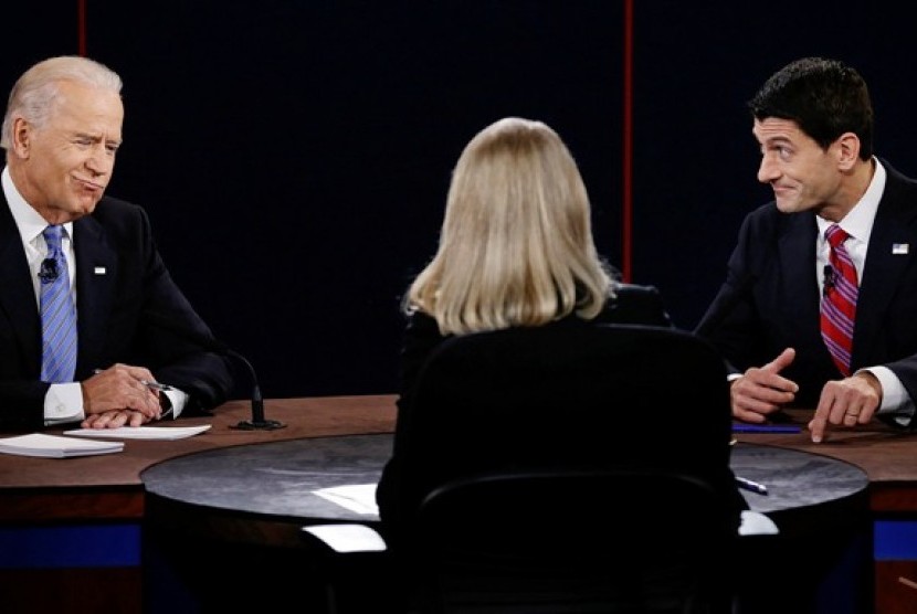 Calon Wakil Presiden AS dari Partai Demokrat, Joe Biden (kiri) berdebat dengan calon dari Partai Republik Paul Ryan