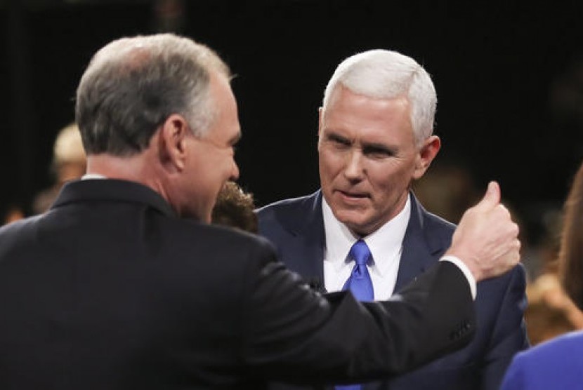  Calon wakil presiden AS dari Partai Republik Mike Pence melambaikan tangan ke publik saat debat di Longwood University di Farmville, Virginia, Selasa, 4 Oktober 2016.