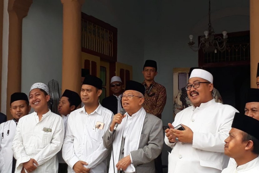 Calon Wakil Presiden (Cawapres) Kyai Haji Ma'ruf Amin bersilaturahim dengan pimpinan dan santri Pondok Pesantren Annur, Bululawang, Malang, Senin (29/10). 