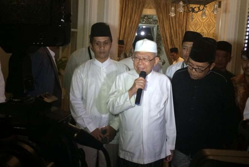 Calon wakil presiden (cawapres) Ma'ruf Amin memberikan keterangan pers seusai bertemu dengan tokoh NU se-DKI Jakarta, di kediaman Ma'ruf Amin, Jalan Situbondo, Menteng, Jakarta Pusat, Jumat (12/10).