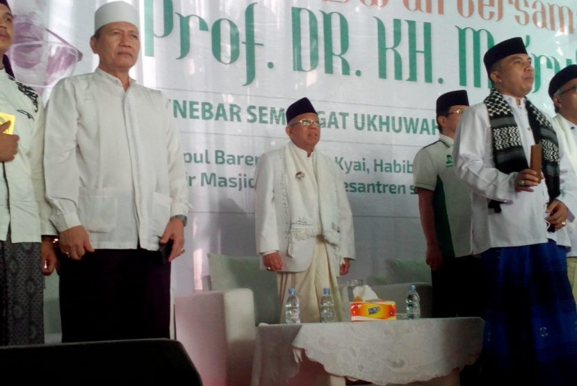 Calon Wakil Presiden (Cawapres), Ma'ruf Amin  menghadiri acara zikir dan doa bersama dengan para kiai dan santri se-Kota Depok yang digelar di Masjid Syeikh Maulana Yusuf, Pesona Khayangan, Mekarjaya, Depok, Sabtu (12/1).