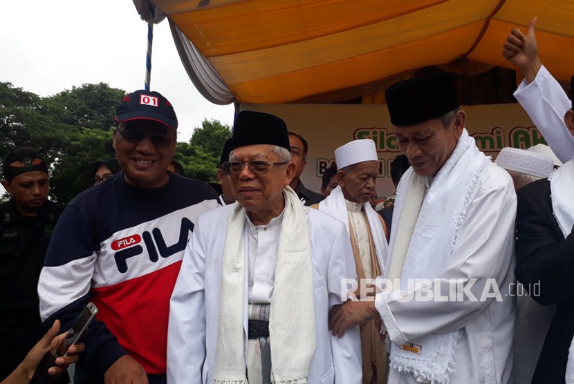  Calon Wakil Presiden (Cawapres) nomor urut 01, KH. Ma'ruf Amin  saat menghadiri acara Silaturrahmi Akbar Banten Bersatu untuk Indonesia di  Alun-Alun Kota Serang, Ahad (3/3).