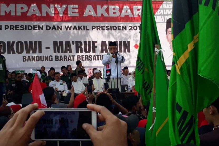  Calon Wakil Presiden (Cawapres) nomor urut 01, KH. Ma'ruf Amin saat menghadiri acara kampanye terbuka di Lapangan PN Kertas Padalarang, Kabupaten Bandung Barat, Selasa (9/4) sore. 