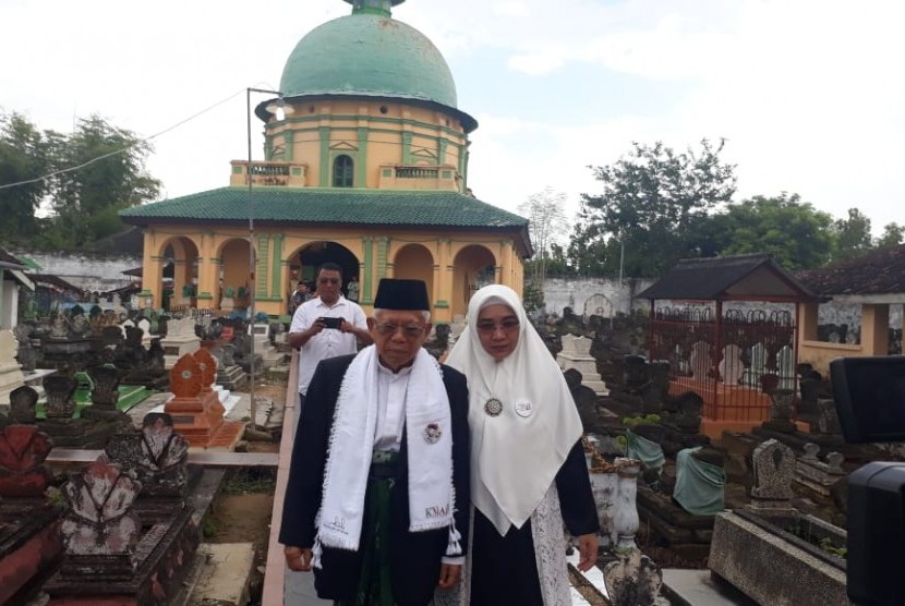 Calon Wakil Presiden (Cawapres) nomor urut 01, KH. Ma'ruf Amin bersama istrinya, Nyai Wury Estu Handayani berziarah ke kompleks Pemakaman Raja-Raja Asta Tinggi, Kebon Agung, Sumenep, Madura  Jawa Timur,  Senin (1/4). 