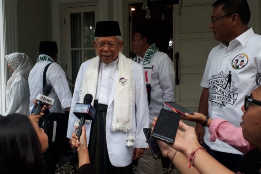 Calon Wakil Presiden (Cawapres) nomor urut 01, KH. Ma'ruf Amin saat diwawancara di kediamannya, Jalan Situbondo, Menteng, Jakarta Pusat, Ahad (7/4). Kiai Ma'ruf akan melakukan kampanye ke Tangerang, Banten, Ahad (7/4). 