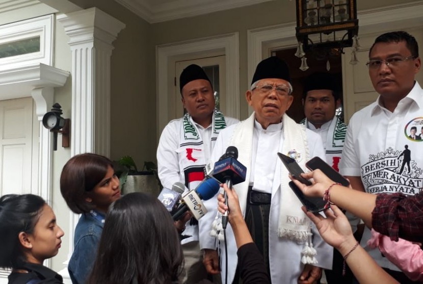 Calon Wakil Presiden (Cawapres) nomor urut 01, KH. Ma'ruf Amin saat diwawancara di kediamannya, Jalan Situbondo, Menteng, Jakarta Pusat, Ahad (7/4). Kiai Ma'ruf akan melakukan kampanye ke Tangerang, Banten, Ahad (7/4). 