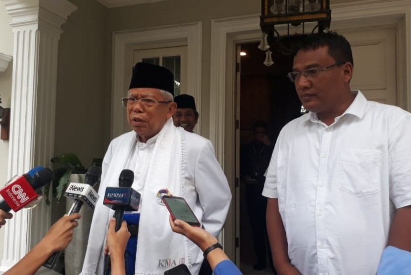 Calon Wakil Presiden (Cawapres) nomor urut 01, KH. Ma'ruf Amin saat diwawancara di kediamannya, Jalan Situbondo, Menteng, Jakarta Pusat, Senin (8/4).