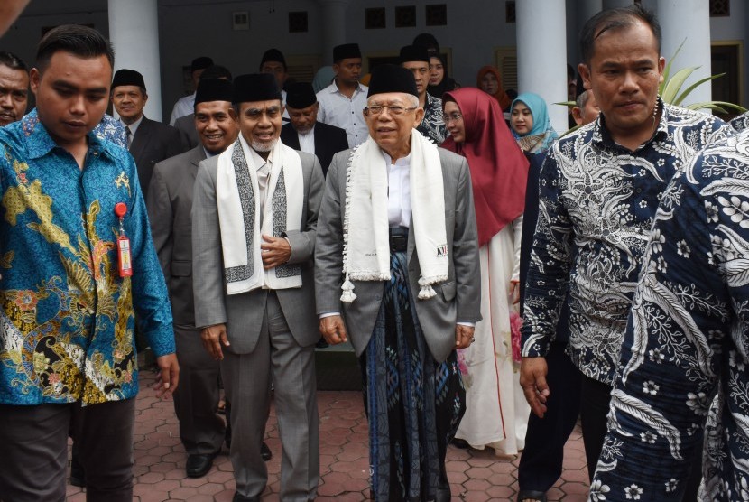 Calon Wakil Presiden (Cawapres) nomor urut 01 Ma'ruf Amin (kedua kanan) mengunjungi Pondok Modern Darussalam Gontor (PMDG) di Ponorogo, Jawa Timur, Selasa (22/1/2019). 