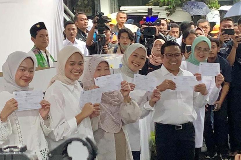 Calon wakil presiden (Cawapres) nomor urut 01 Muhaimin Iskandar (Cak Imin) menggunakan hak pilihnya pada Pemilihan Umum (Pemilu) 2024 di TPS 023 yang berlokasi di kawasan Kemang, Jakarta Selatan.