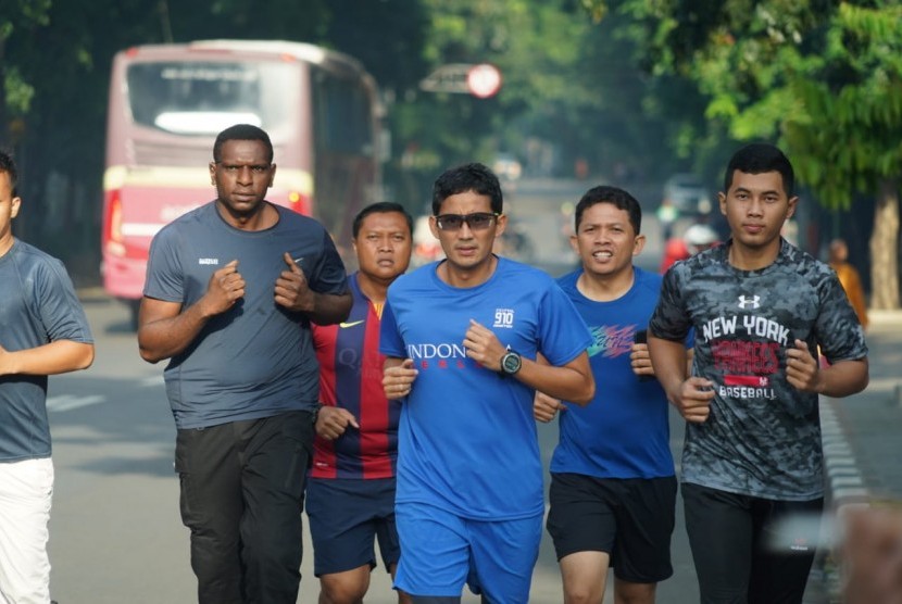 Menteri Pariwisata dan Ekonomi Kreatif (Menparekraf), Sandiaga Salahuddin Uno berlari menyusuri jalanan utama Jakarta.