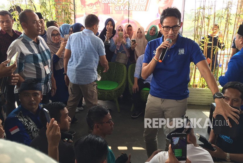 Calon Wakil Presiden (Cawapres) nomor urut 2, Sandiaga Uno melakukan kunjungan di Kota Tasikmalaya, Jawa Barat (Jabar). Kunjunganya ke Kota Santri kali ini dikemas dalam diskusi ringan bertema Ngopi Bareng Sandi di Cafe Kabeuki, Senin (15/10).