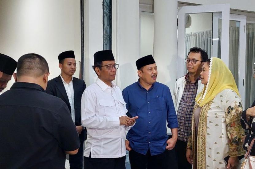 Calon wakil presiden (cawapres) nomor urut 3 Mahfud MD dan sejumlah tokoh hadir dalam Pengajian Kebangsaan di Posko Teuku Umar, Jakarta, Selasa (5/12/2023) malam.