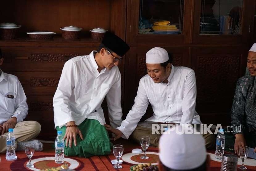 Calon wakil presiden (cawapres) Sandiaga Salahuddin Uno berkunjung ke sejumlah pesantren di Jawa Timur. Pada Sabtu (6/10), mantan wakil gubernur DKI Jakarta tersebut mengunjungi Pondok Pesantren Sidogiri, Pasuruan, Jawa Timur.