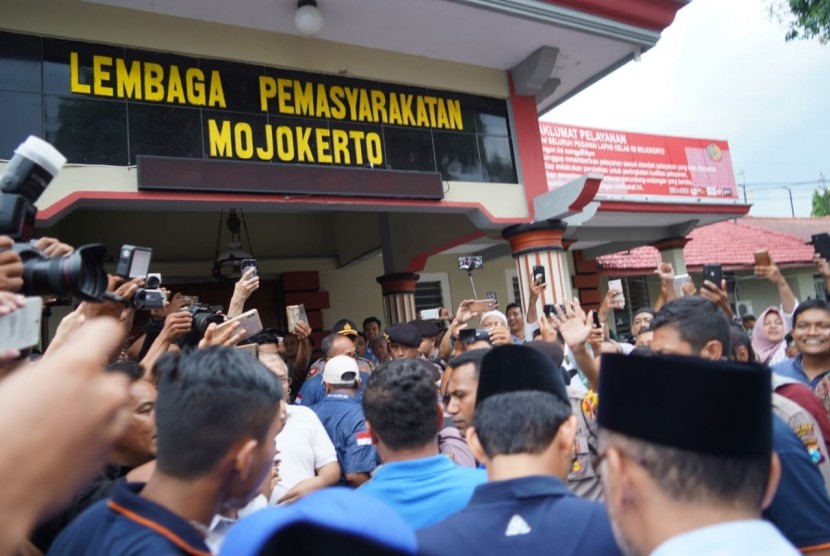 Calon wakil presiden (cawapres) Sandiaga Salahuddin Uno menjenguk Kepala Desa Sampangagung Suhartono (Nono) di Lapas Mojokerto, Jawa Timur, Rabu (2/1). 