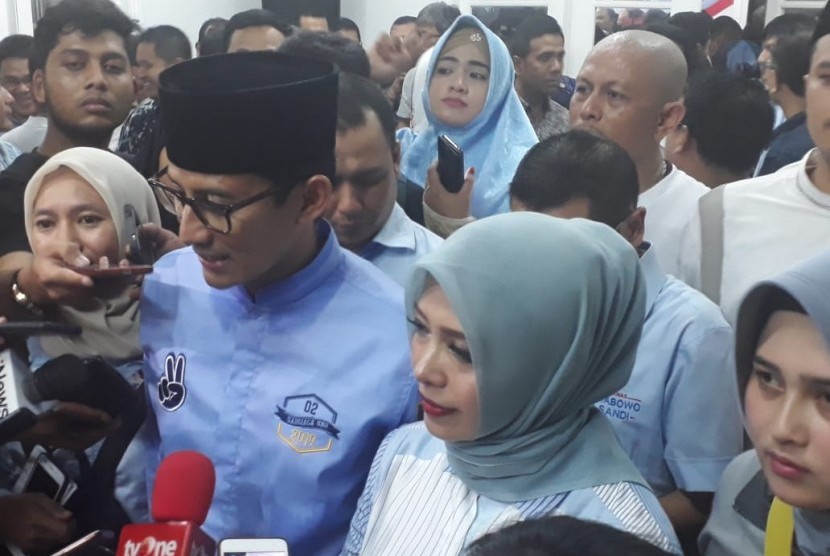 Calon wakil presiden (cawapres) Sandiaga Salahuddin Uno menyampaikan keterangan pers usai menghadiri syukuran memasuki titik kampanye ke-1000 di Seknas Prabowo-Sandiaga, HOS Cokroaminoto, Jakarta, Senin (7/1). 