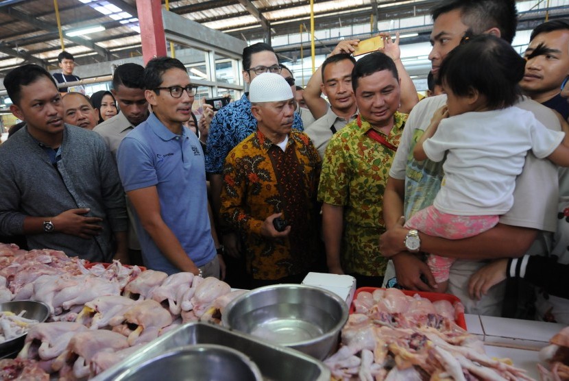 Calon Wakil Presiden nomer urut 02 Sandiaga Uno (kedua kiri) berbincang dengan pengunjung pasar saat melakukan kunjungan ke Pasar Modern BSD, Serpong, Tangerang Selatan, Banten, Jumat (9/11/2018).