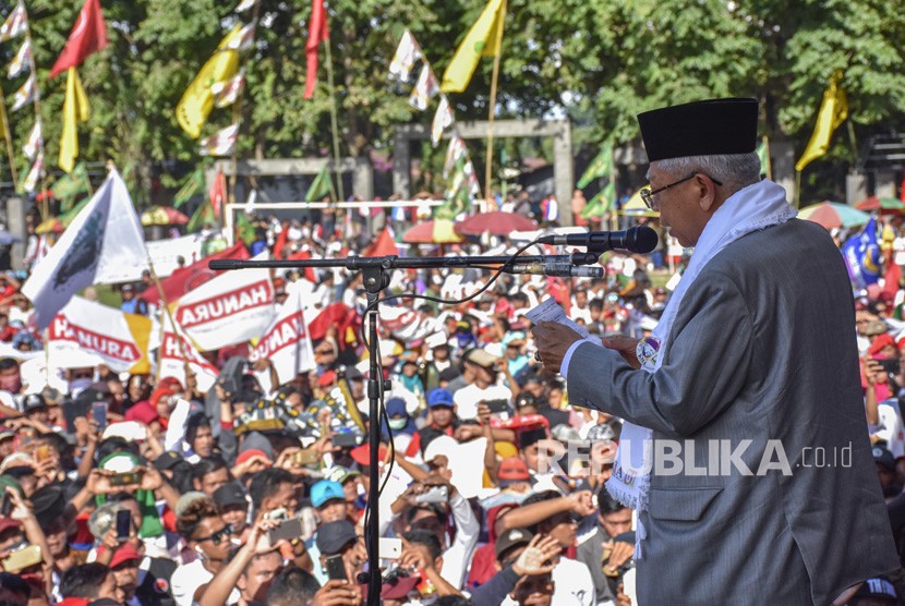 Calon Wakil Presiden nomor urut 01 K H Ma'ruf Amin (kanan) menyampaikan pidatonya pada kampanye terbuka di Lapangan Nasional Selong, Lombok Timur, NTB, Selasa (2/4/2019).