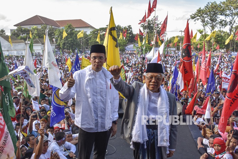Calon Wakil Presiden nomor urut 01 K H Ma'ruf Amin (kanan) bersama Wakil Ketua Bapilu Dewan Pengurus Pusat (DPP) Partai Golkar TGB Zainul Majdi (kiri) saat menghadiri kampanye terbuka di Lapangan Nasional Selong, Lombok Timur, NTB, Selasa (2/4/2019). 