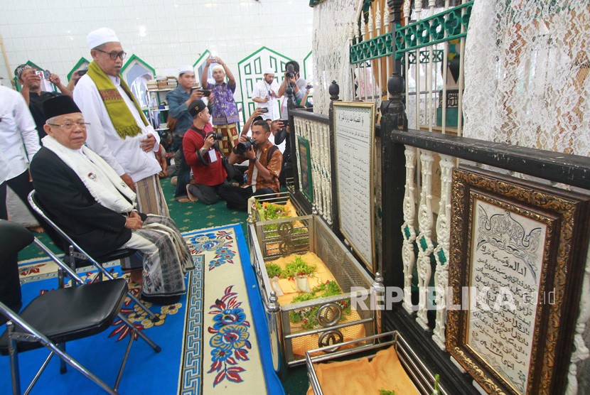 KH Ma'ruf Amin saat berziarah ke makam Syekh Muhammad Arsyad Al Banjari