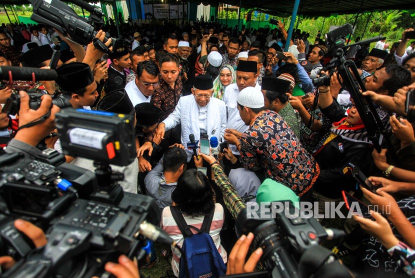 Calon Wakil Presiden nomor urut 01 K.H. Ma'ruf Amin (tengah) 