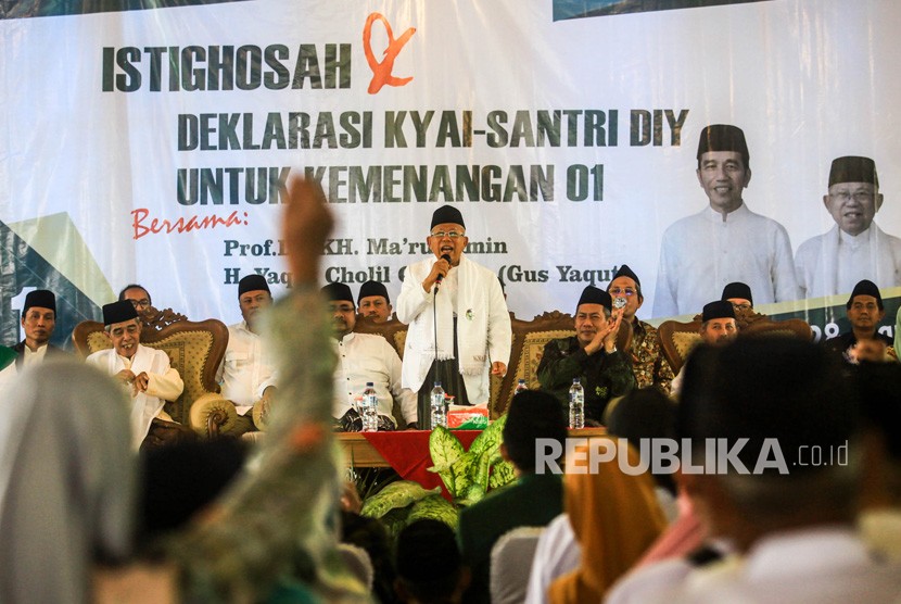 Calon Wakil Presiden nomor urut 01 K.H. Ma'ruf Amin (tengah) memberikan orasi kebangsaan saat menghadiri Istighosah dan Deklarasi Kyai-Santri Daerah Istimewa Yogyakarta (DIY) untuk kemenangan pasangan Capres-Cawapres Jokowi - Ma'ruf Amin di Lapangan Yayasan Nur Iman, Mlangi, Sleman, DI Yogyakarta, Kamis (28/3/2019). 