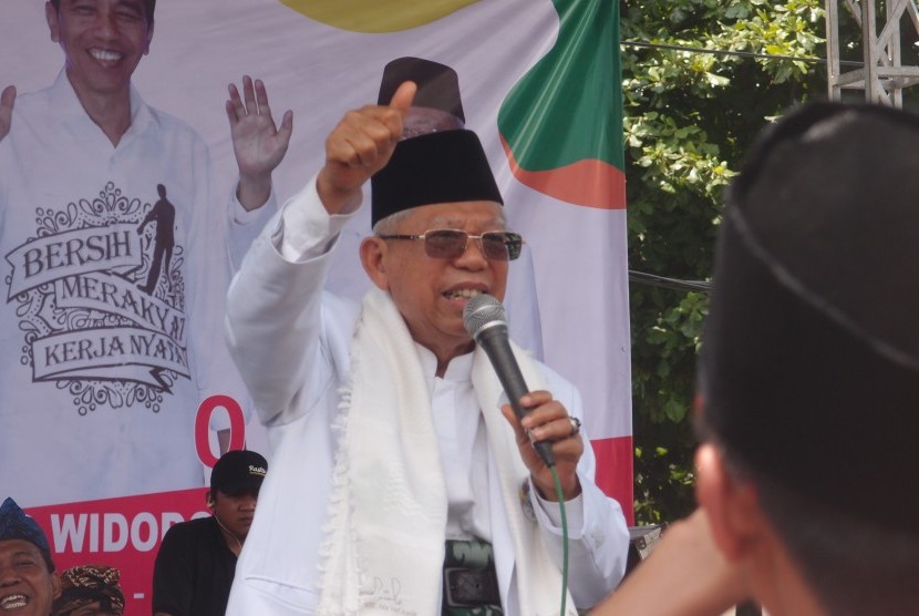 Calon Wakil Presiden nomor urut 01 K.H. Ma'ruf Amin berorasi saat hadir pada kampanye terbuka di Lapangan Kamboja, Pancoran Mas, Depok, Jawa Barat, Sabtu (30/3/19). 