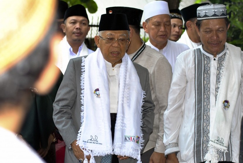 Calon Wakil Presiden nomor urut 01 KH Ma'ruf Amin (kiri) bersama Pimpinan Pondok Pesantren Al-Ghazaly KH Mustofa Abdullah bin Nuh (kanan) melakukan ziarah ke makam ulama KH Abdullah bin Nuh di Pondok Pesantren Al-Ghazaly, Kota Bogor, Jawa Barat, Sabtu (5/1/2019).