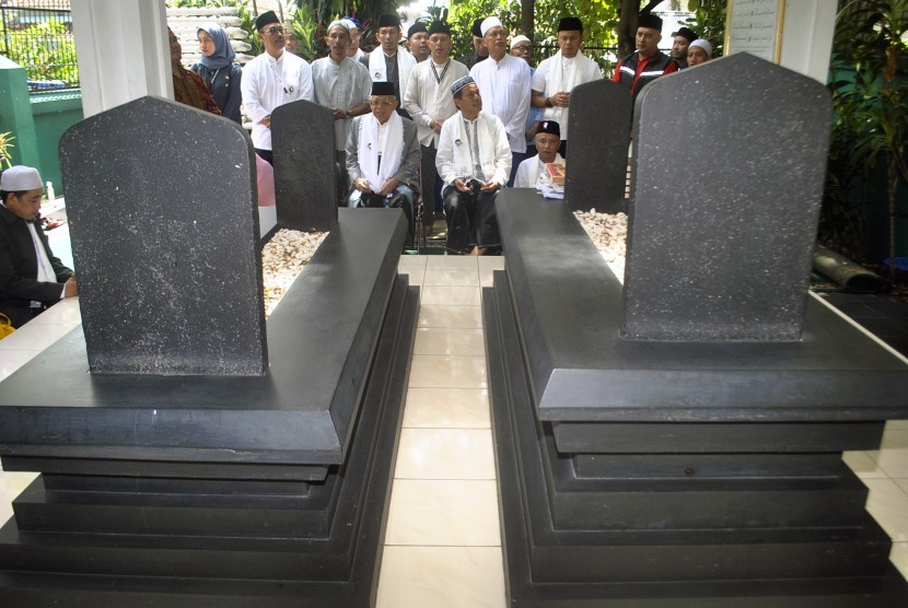 Calon Wakil Presiden nomor urut 01 KH Ma'ruf Amin (kelima kiri) bersama Pimpinan Pondok Pesantren Al-Ghazaly KH Mustofa Abdullah bin Nuh (kedua kanan) memanjatkan doa saat ziarah ke makam ulama KH Abdullah bin Nuh di Pondok Pesantren Al-Ghazaly, Kota Bogor, Jawa Barat, Sabtu (5/1/2019).