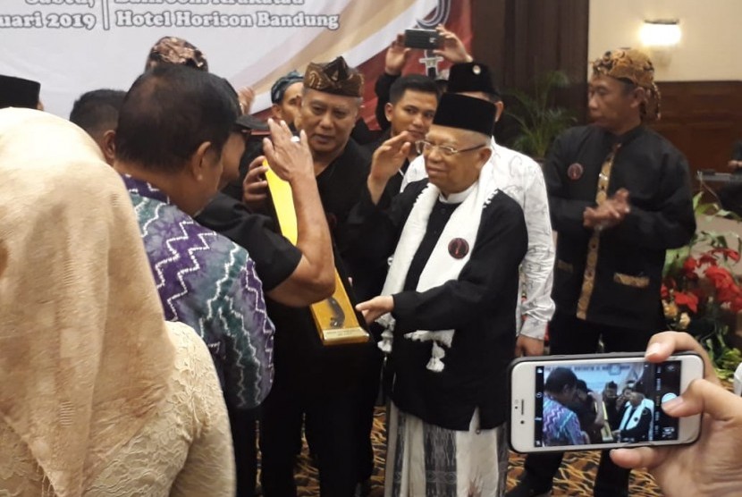 Calon Wakil Presiden nomor urut 01, KH. Ma'ruf Amin saat dikukuhkan sebagai tokoh agama masyarakat Sunda dalam acara silaturrahim dengan para tokoh dan masyarakat Sunda di Hotel Horison, Kota Bandung, Sabtu (19/1) pagi.