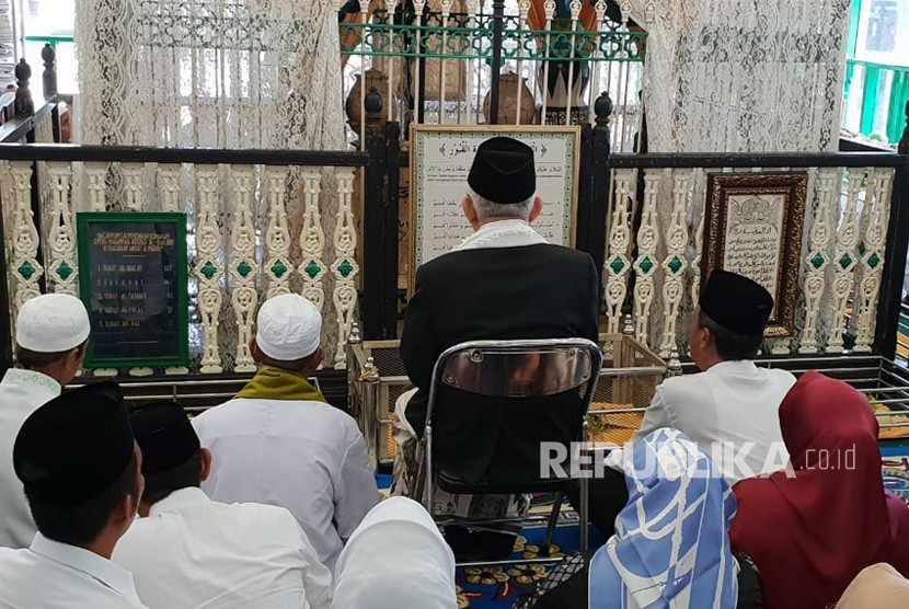 Calon wakil presiden nomor urut 01, KH Ma'ruf Amin saat berziarah  ke makam Syekh Muhammad Arsyad al-Banjari di Astambul, Banjar, Kalimantan  Selatan, Jum'at (25/1).