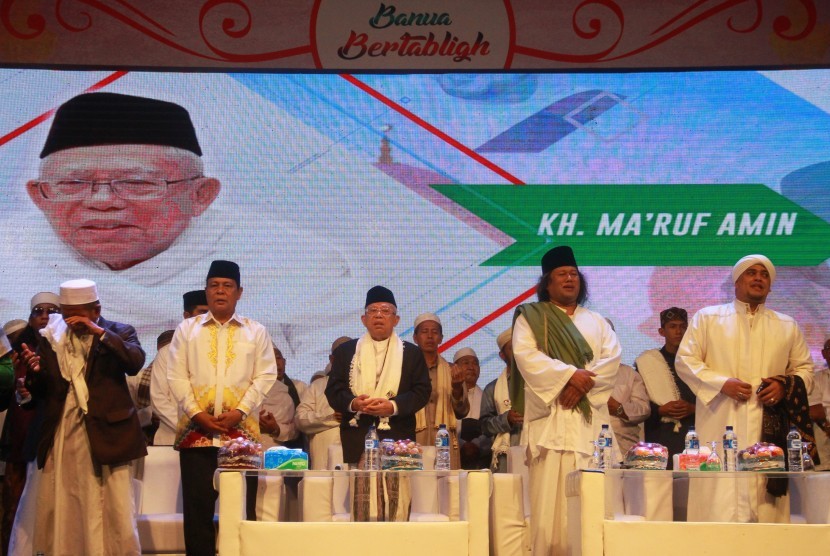 Calon Wakil Presiden nomor urut 01 KH Ma'ruf Amin (tengah) didampingi Gubernur Kalsel Sahbirin Noor (kiri), Mubalig KH Ahmad Muwafiq (dua kanan) dan Habib Anis Syahab (paling Kanan) menghadiri Banua Bertablig di lapangan Besi Kuning, Binuang, Kabupaten Tapin, Kalimantan Selatan, Jumat (25/1/2019). 