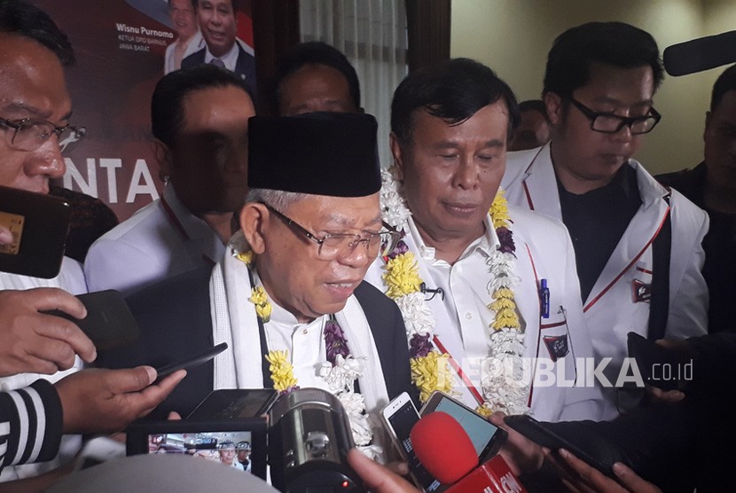 Calon Wakil Presiden nomor urut 01, KH. Ma'ruf Amin saat  menghadiri acara deklarasi dukungan dari kelompok relawan Barisan Nusantara  (Barnus) Jawa Barat di Cimahi Cinvention Hall, Kota Cimahi, Jawa Barat,  Sabtu (16/2).