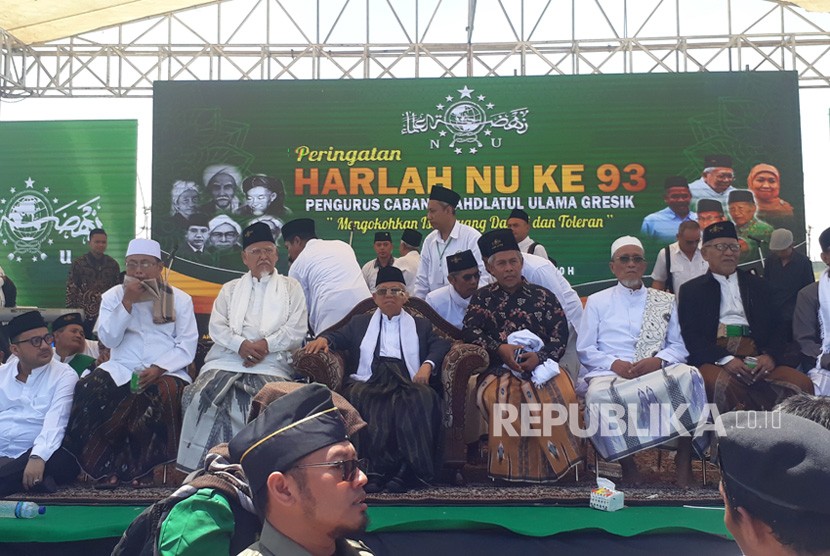 Calon Wakil Presiden nomor urut 01, KH. Ma'ruf Amin bersama ulama  NU saat menghadiri acara Peringatan Harlah NU ke-93 di Stadion Gelora Joko  Samudro, Senin (18/3).