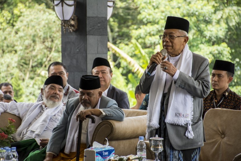 Calon Wakil Presiden nomor urut 01 Ma'ruf Amin (kanan) memberi sambutan saat menghadiri acara peringatan Isra Mikraj di Balai Kinasih, Selabintana, Sukabumi, Jawa Barat, Rabu (3/4/2019).