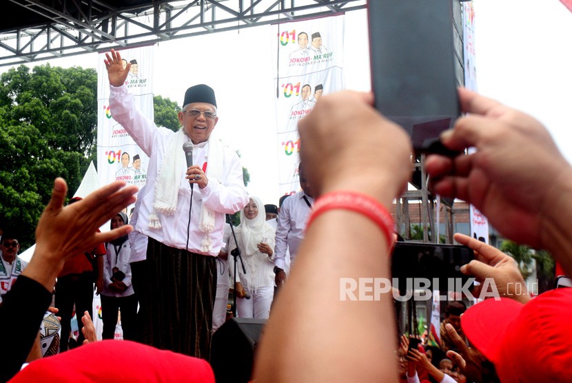 Calon Wakil Presiden nomor urut 01 Ma'ruf Amin melakukan orasi pada Kampanye Akbar Jokowi-Ma'ruf Amin di Lapangan Marzoeki Mahdi, Kota Bogor, Jawa Barat, Jumat (5/4/2019). 
