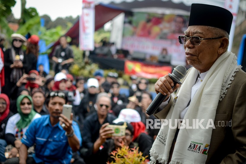 Calon Wakil Presiden nomor urut 01 Ma'ruf Amin memberikan pidato politiknya kepada relawan Jokowi-Maruf Amin saat kampanye di Desa Cigugur Girang, Parongpong, Kabupaten Bandung Barat, Jawa Barat, Ahad (20/1/2019).