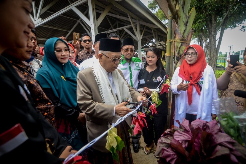 Calon Wakil Presiden nomor urut 01 Ma'ruf Amin menggunting pita sebagai tanda dibukanya bazaar hasil bumi relawan Jokowi-Ma'ruf Amin saat kampanye di Desa Cigugur Girang, Parongpong, Kabupaten Bandung Barat, Jawa Barat, Minggu (20/1/2019).Dalam kampanyenya, Ma'ruf Amin juga membuka bazaar hasil bumi dari relawan Jokowi-Maruf Amin. 