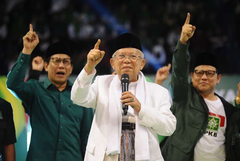 Calon Wakil Presiden nomor urut 01 Ma'ruf Amin (tengah) didampingi Ketua umum Partai Kebangkitan Bangsa (PKB) Muhaimin Iskandar (kanan) dan Ketua DPW PKB Jawa Timur Abdul Halim Iskandar (kiri) menyampaikan sambutan pada acara Konsolidasi Kader PKB di Surabaya, Jawa Timur, Sabtu (29/9).